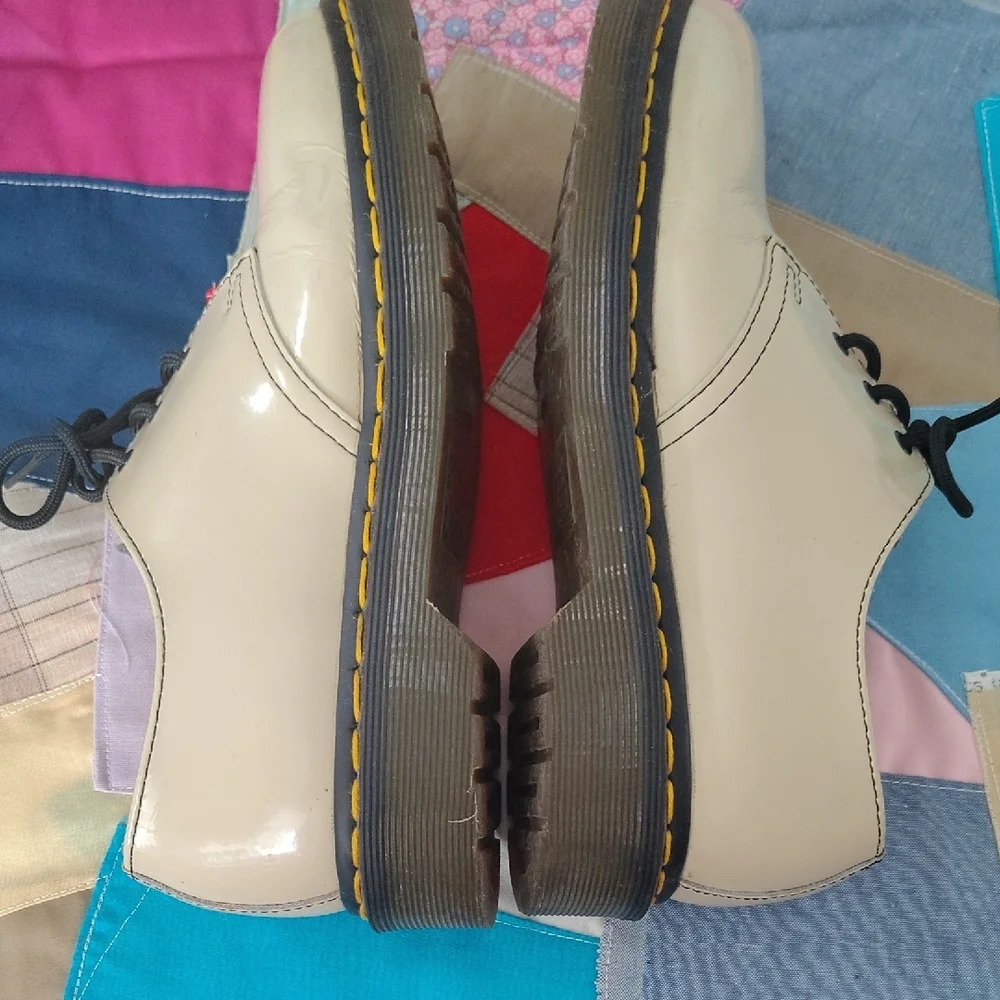Dr. Martens 1461 Cream Patent 3-Eye Oxford with Black Laces - Picture 6 of 7